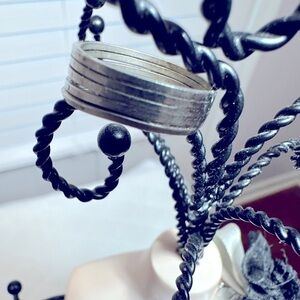 Womens Finger Ring Band Ring Elegant Silver Tone Size 7 Jewelry Grunge Metal